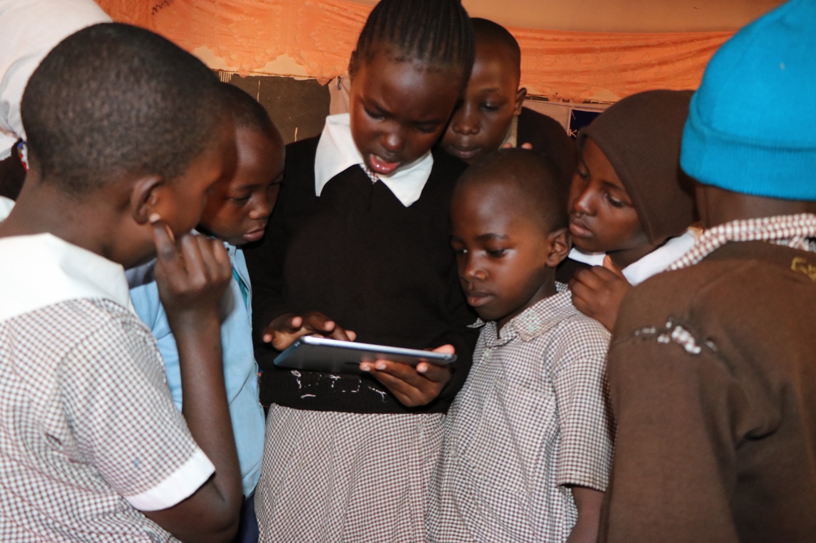Een groep kinderen staat om een tablet