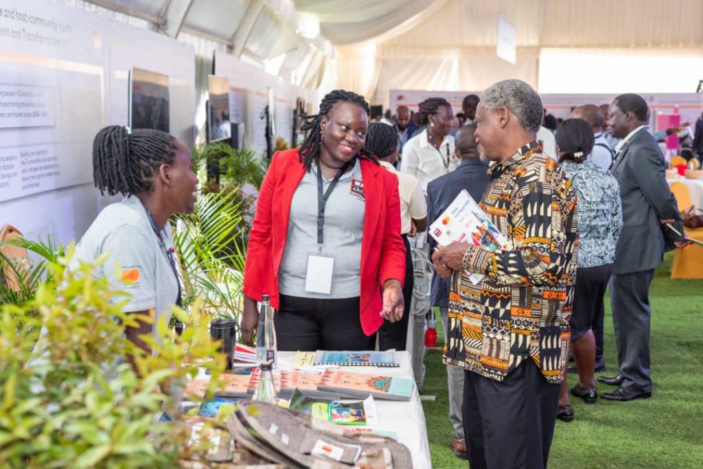 Een groep mensen om een tafel