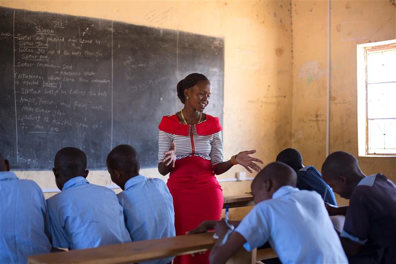 Een docent voor een lokaal met jongens